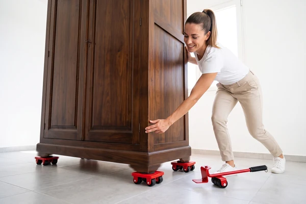 Démonstration : une personne déplace seule une armoire lourde